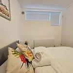 London E1 Apartment